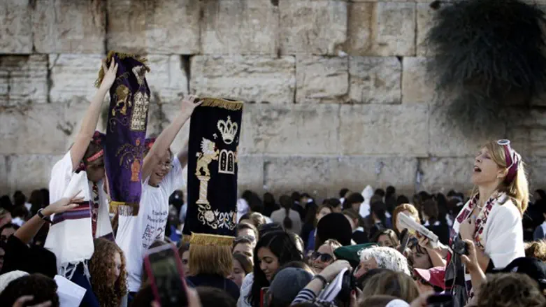 Women of the Wall with torah cover