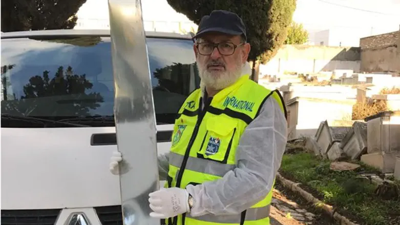 הרב צמח סרג׳ ליד בית הקברות בתוניס