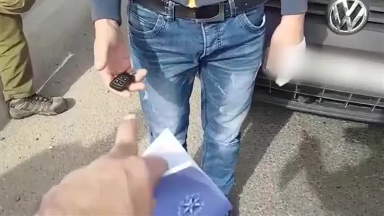 הפעיל סירנה כדי לפנות את הכביש