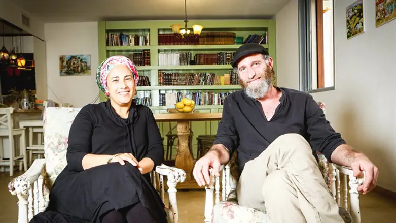 "אחרי שמורידים את העטיפות, אין הרבה הבדל בין אנשים פה לאנשים בחברון". סלע ואורית תור