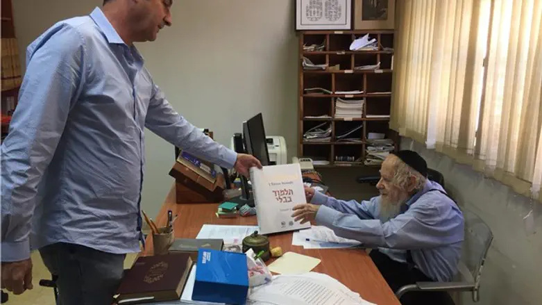 הרב שטיינזלץ מקבל את הספר