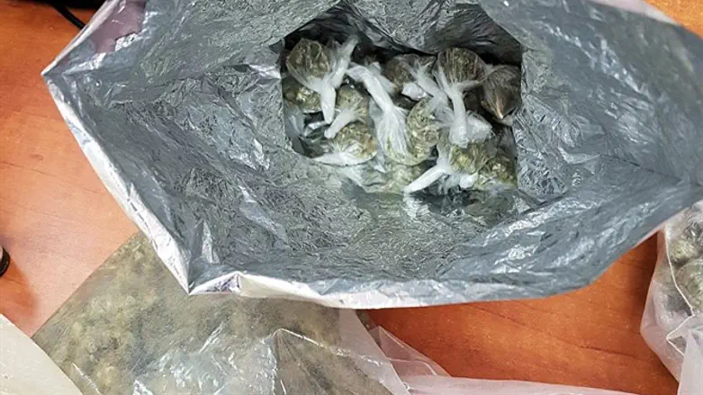 סם מחולק למנות ומוכן למכירה שנתפס אצל הנער