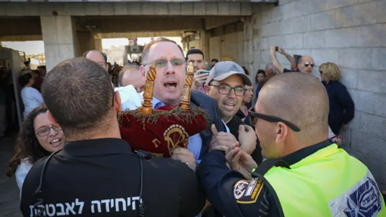 Reform leaders attempt to enter Western Wall Plaza