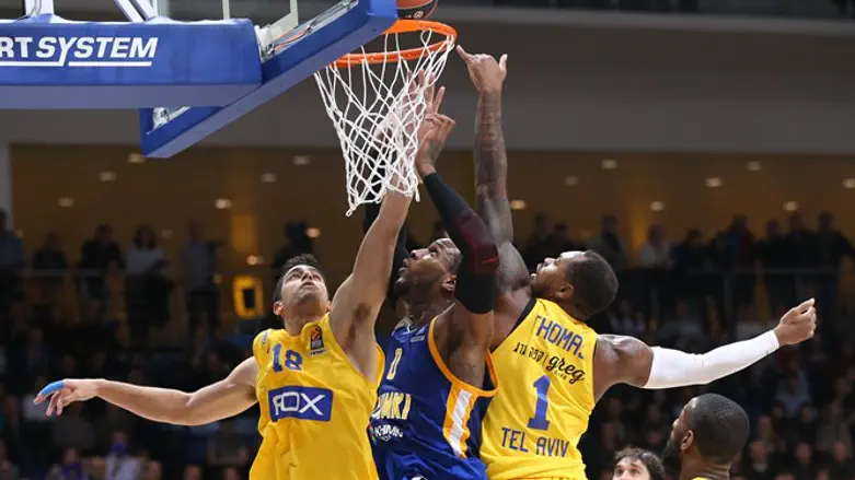 שחקן של חימקי נחסם על ידי שחקני מכבי תל אביב, הערב