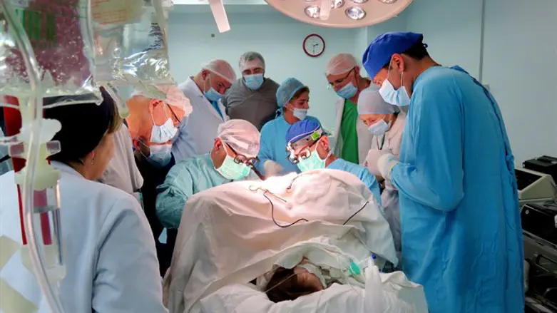 רופאי רמב"ם בחדר הניתוח בגיאורגיה