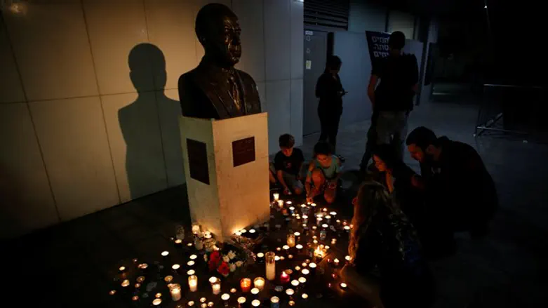 נרות זיכרון בכיכר רבין. ארכיון