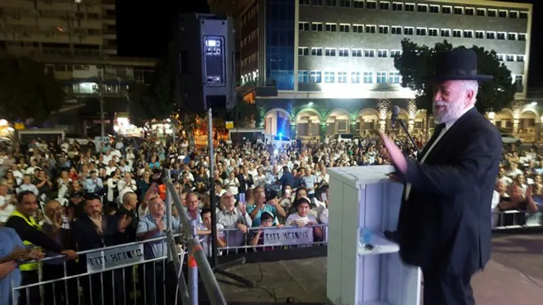 Gathering in support of Rabbi Shlomo Didi