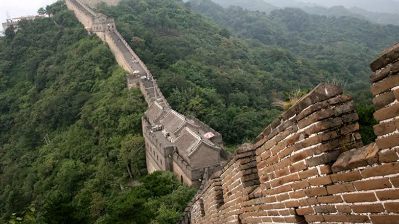 לא לשתוק מול מה שמאחורי החומה