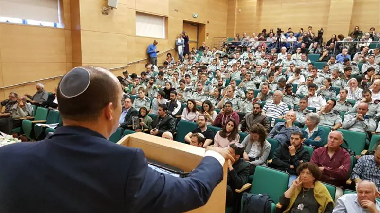 השר בנט במהלך האירוע