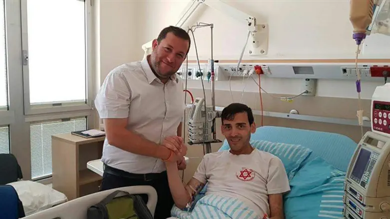 יוסי דגן עם חזן בבית החולים