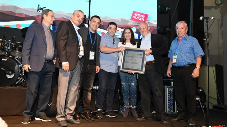 אלדד וכספית מקבלים את הפרס