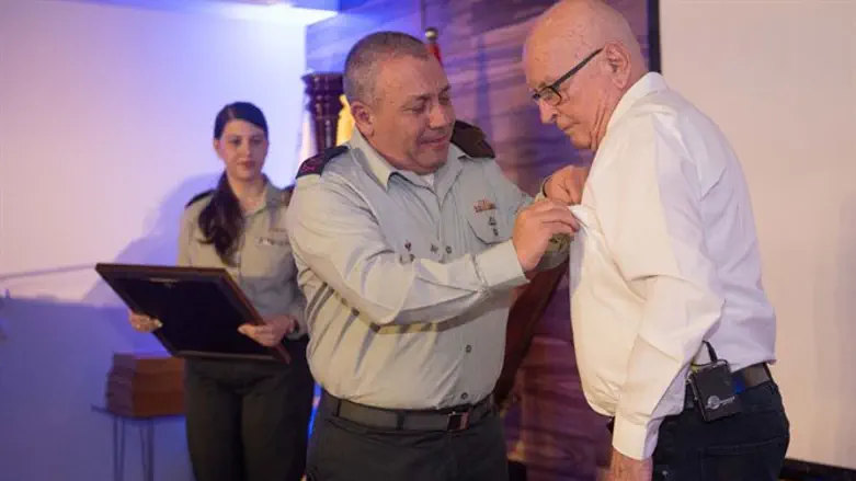 הרמטכ"ל מעניק את סיכת שנת ה-70 למקבל אות 'גיבור ישראל' האחרון שנותר בחיים