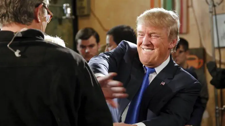 טראמפ עם סקרבורו בינואר 2016