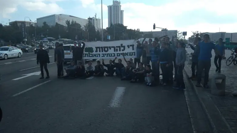 מוחים על ההרס. אתמול בירושלים