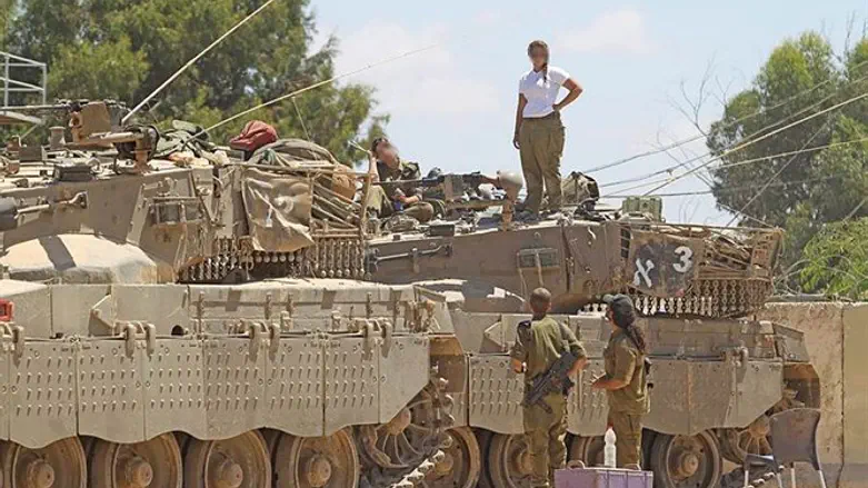 חיילת על טנק (ארכיון)