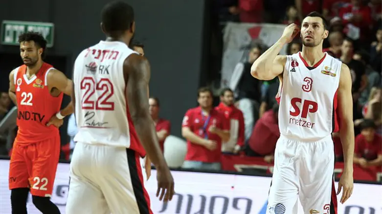 גפני במדי הפועל ת"א הערב