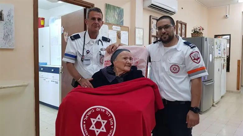 עליה אדרי עם הפאראמדיקים של מד"א