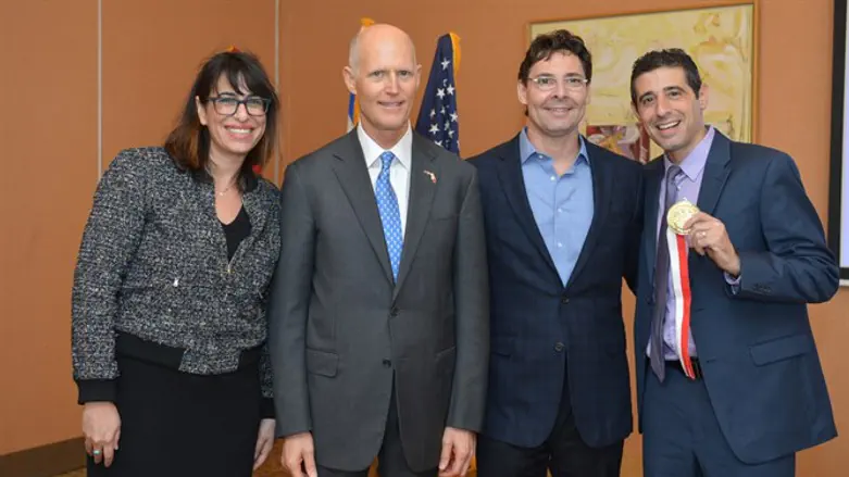מושל פלורידה עם הסטרטאפ הזוכה