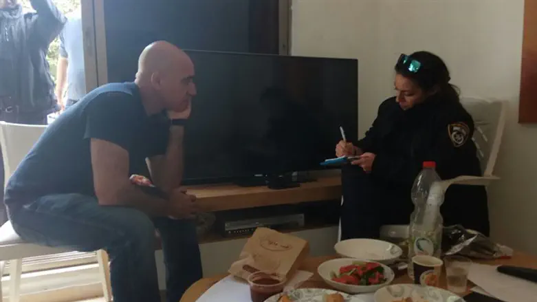 רוני קאשי עם שוטרת בביתו