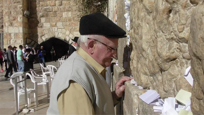 Avraham Takacz visits Kotel