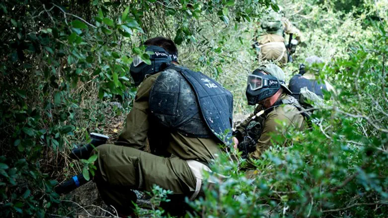 מפקדי הצנחנים באימון