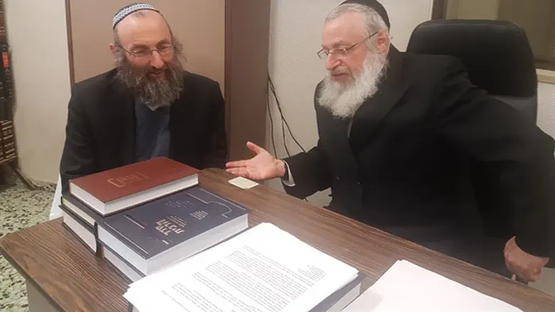 הרב פרל משמאל