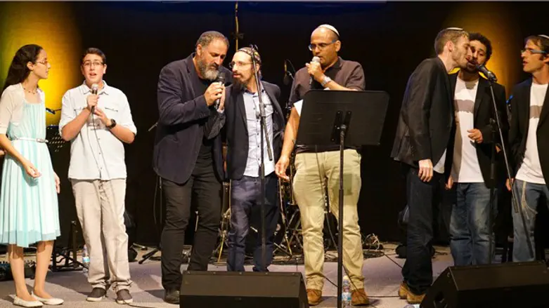 כל שיר נשמע אחרת. מופע משירי 'אולי בשבת יזרקו סוכריות'