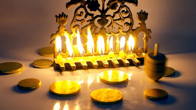 למשוך את היצר לקדושה. חנוכיה