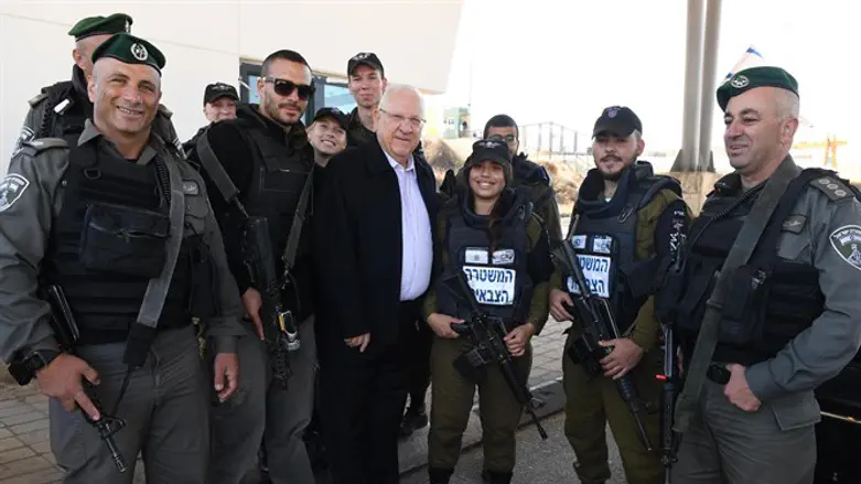 Реувен Ривлин и бойцы МАГАВ