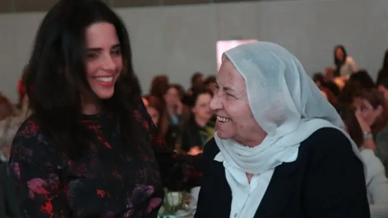 שקד עם אחת ממשתתפות הכנס