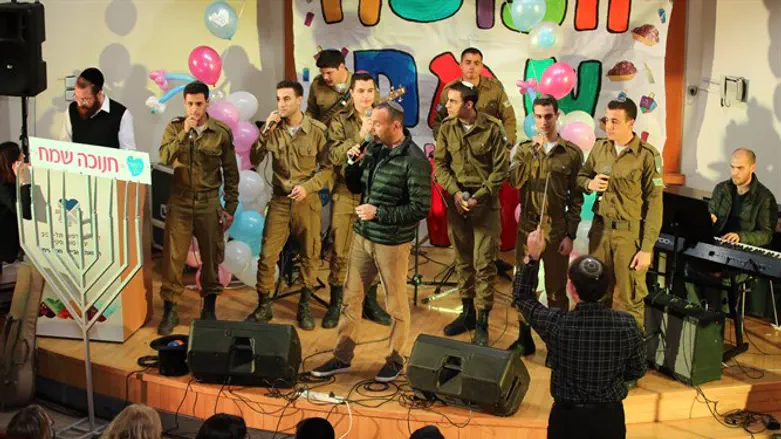 Ансамбль и главный кантор на сцене