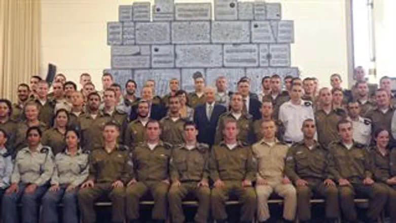 תמונת מחזור ראשונה. הסיירת עם נשיא המדינה