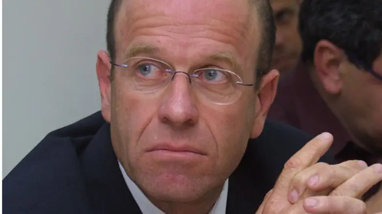 עדיין בועט. אברום בורג