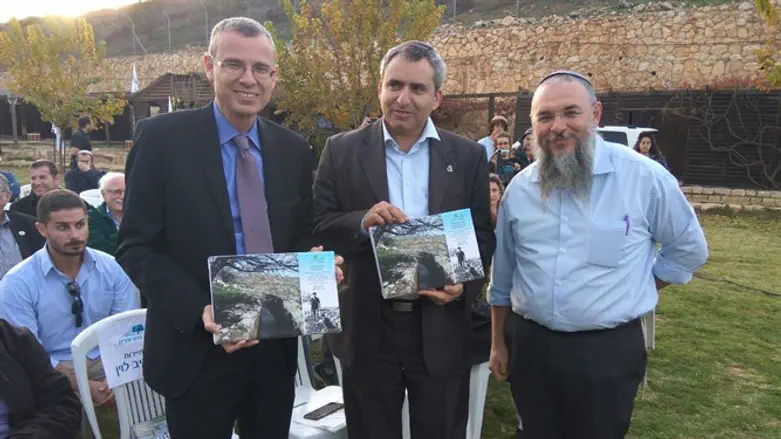 נאמן מעניק את השי לשרים