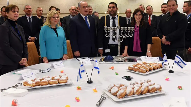 Биньямин Нетаньяху зажигают первую ханукальную свечу в Министерстве иностранных дел