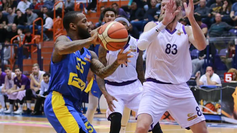 פייר ג'קסון לא משאיר לנהריה סיכוי, הערב