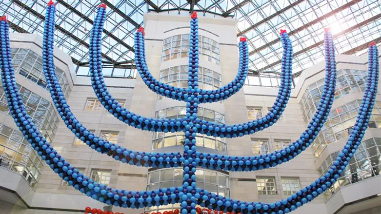 חנוכיית ענק בשניידר