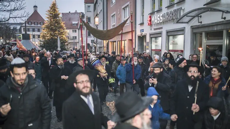 התהלוכה עם ספר התורה החדש