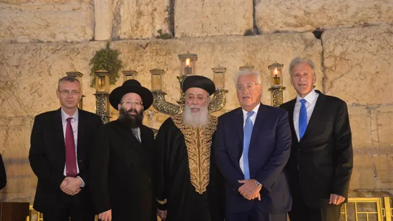 Зажжение второй ханукальной свечи у Стены Плача