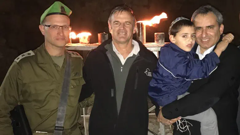 השר אלקין ובנו יחד עם שאול גולדשטיין ומח"ט עציון אל"מ שרון אסמן.