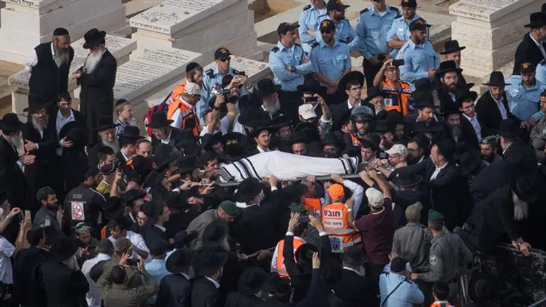 רק בפטירתו הוא נחשף לציבור הרחב בעוצמה. לוויית הרב שטיינמן