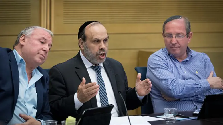 חוק שמקבע סטטוס קוו חדש שמוטה לצד החילוני. הדיונים בוועדה על חוק המרכולים