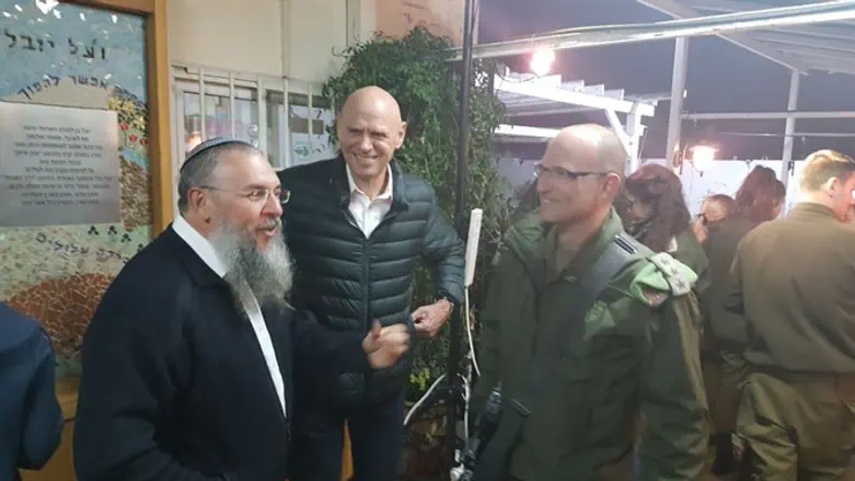 ראש המועצה ומפקד החטיבה הערב