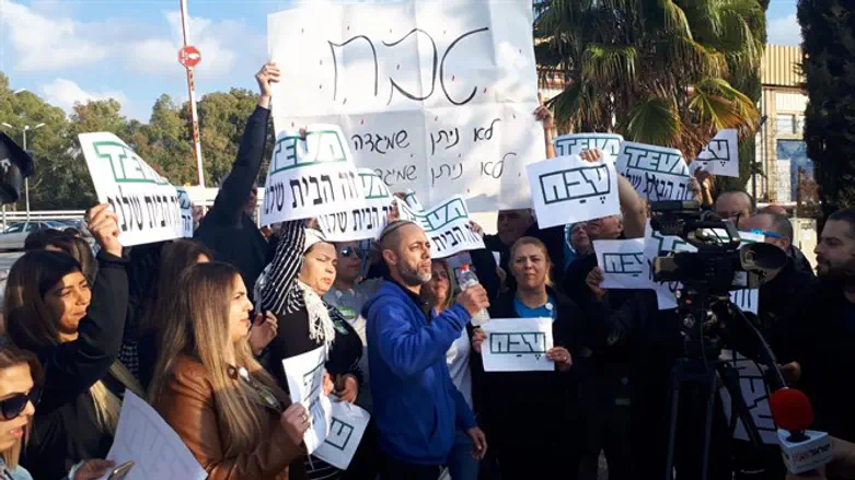 הפגנת עובדי טבע מחוץ למפעל בקרית שמונה