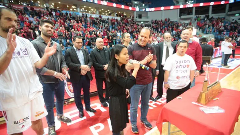 ילדי עמותת 'שלוה' עם ראש העיר ושחקני הפועל אשתקד