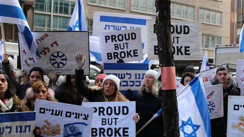 הסכם לשיפור שכרם. עובדי הקונסוליה בניו יורק מפגינים