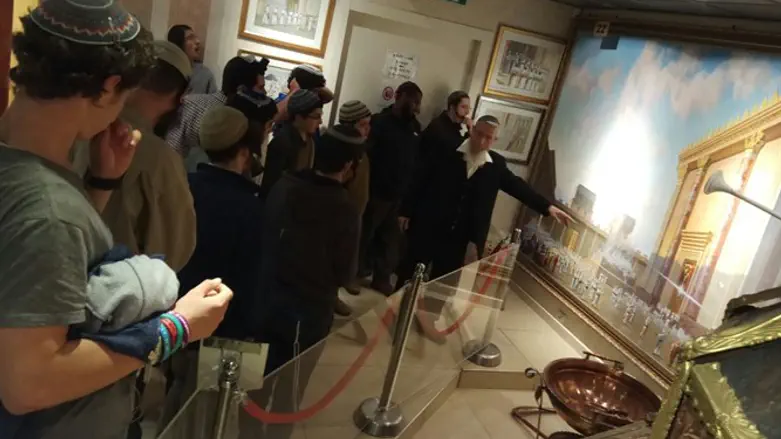 התלמידים בסיור עם הרב אריאל