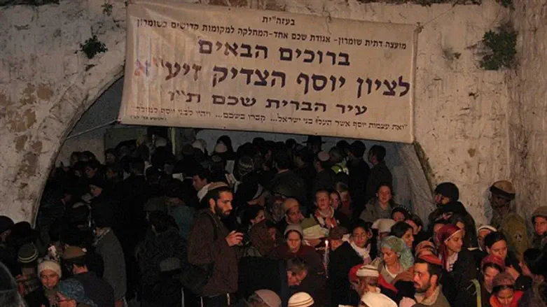 מאות מתפללים בקבר יוסף