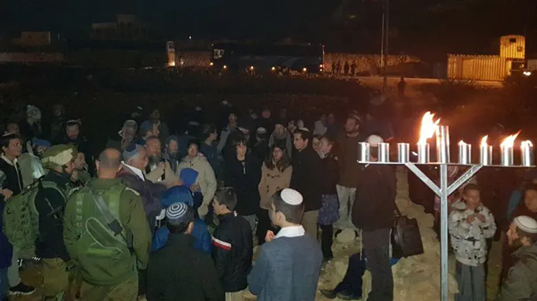 Ханукальные огни в Бейт-Цур