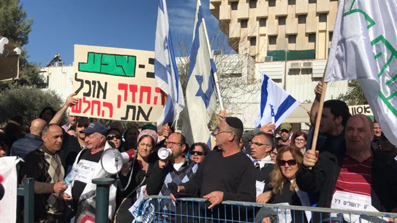 A demonstration by Teva employees in front of the Prime Minister's Office